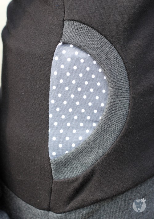 Kapuzenpulli schwarz mit Punkten auf grau