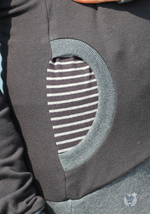Kapuzenpulli schwarz mit schwarzgrauen Streifen