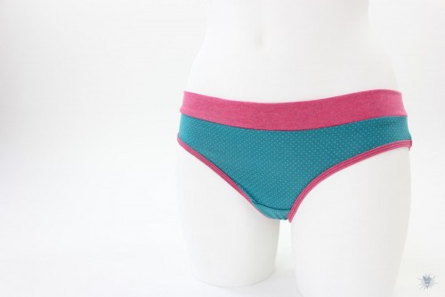Damen-Unterhose mit Punkten auf petrol und pink melierten Bündchen