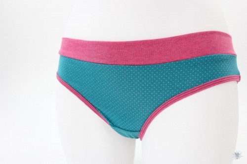 Damen-Unterhose mit Punkten auf petrol und pink melierten Bündchen