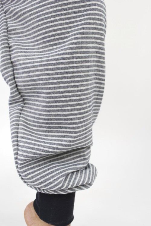 Sommerhose aus gewebter Baumwolle, graublau weiß gestreift, mit Taschen, unisex