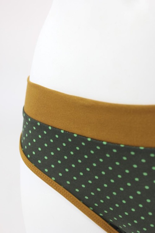 Damen-Unterhose grün gepunktet