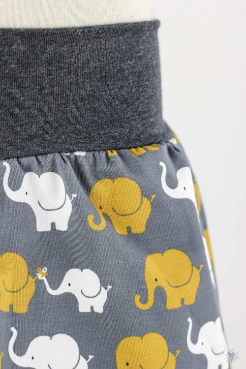 kurze Hose für Kinder mit Elefanten auf grau