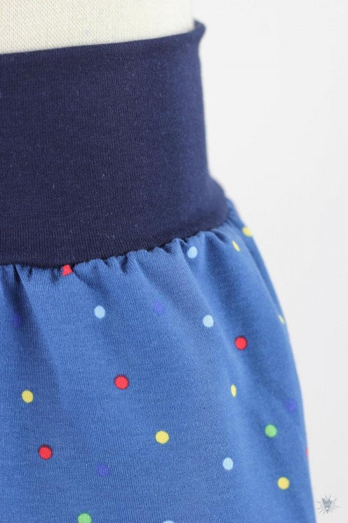 kurze Hose für Kinder mit bunten Punkten auf blau