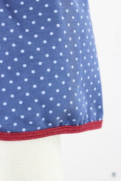 kurze Hose für Kinder mit hellblauen Punkten auf blau