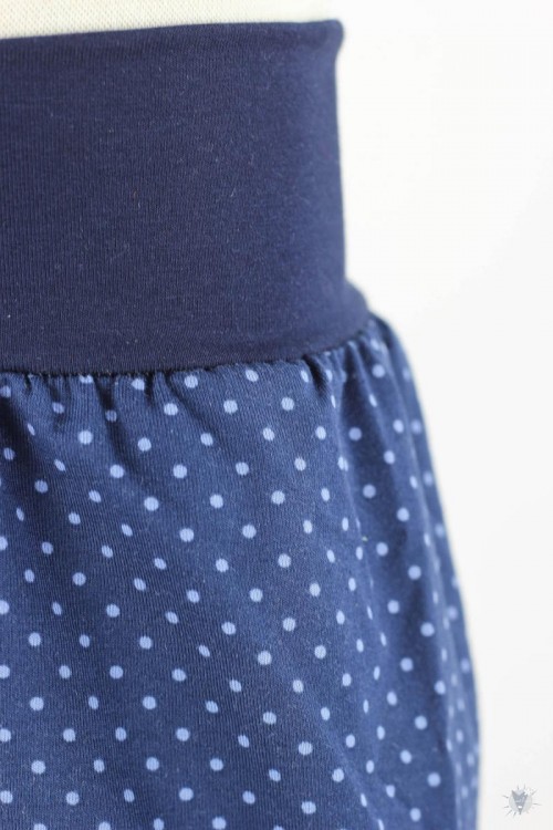kurze Hose für Kinder mit blauen Punkten auf dunkelblau