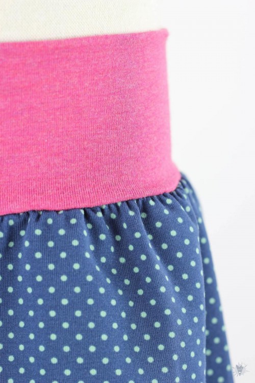 kurze Hose für Kinder mit türkisen Punkten auf dunkelblau