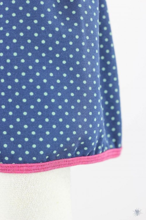 kurze Hose für Kinder mit türkisen Punkten auf dunkelblau