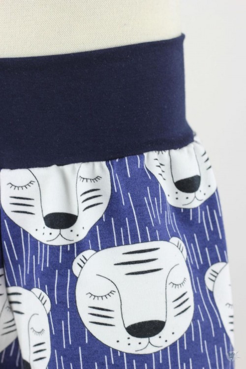 kurze Hose für Kinder mit schlafenden Tigern auf blau