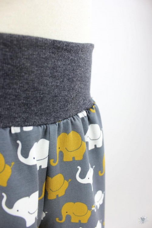 Kinder-Schlafanzug mit Elefanten auf dunkelgrau