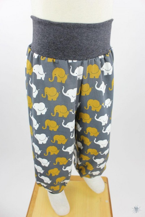 Kinder-Schlafanzug mit Elefanten auf dunkelgrau