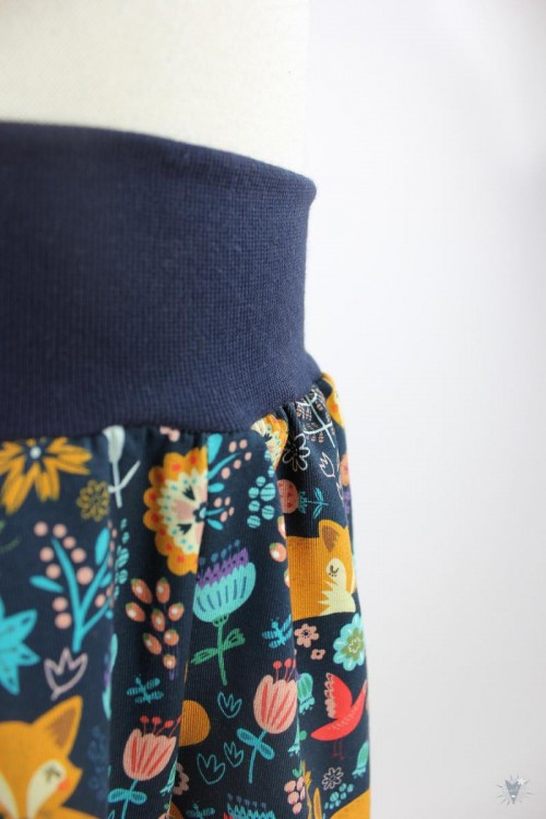 Kinder-Schlafanzug mit Blumenfüchsen auf marine