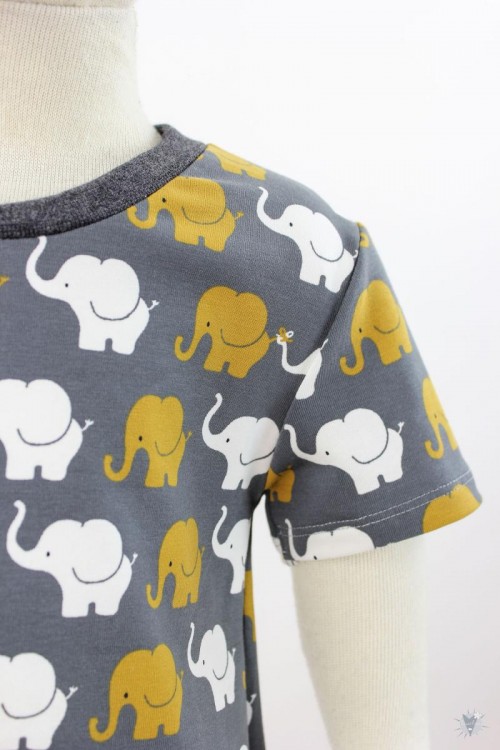 Kinder-Jerseykleid mit Elefanten auf dunkelgrau