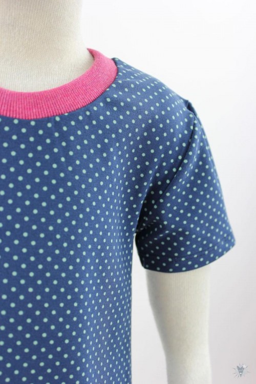 Kinder-Jerseykleid mit türkisen Punkten auf dunkelblau