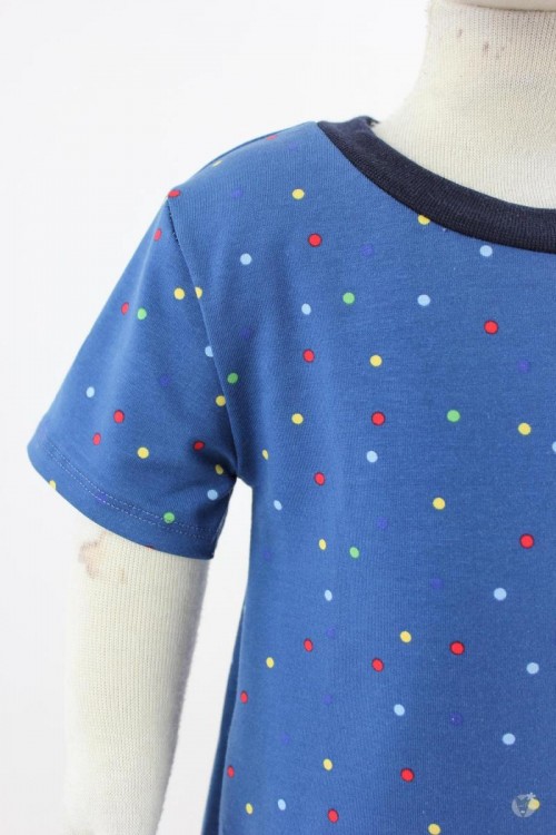 Kinder-Jerseykleid mit bunten Punkten auf blau 110/116