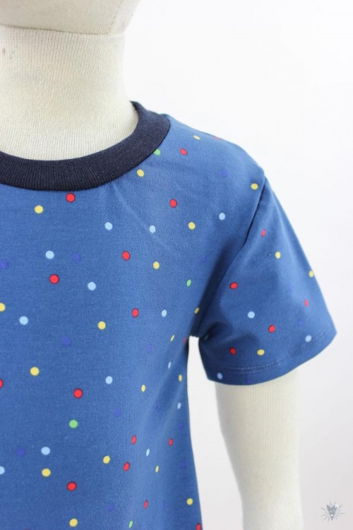 Kinder-Jerseykleid mit bunten Punkten auf blau 98/104