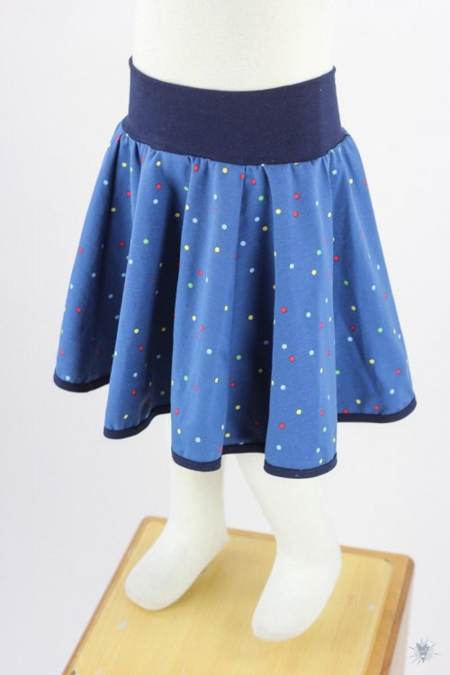 Kinder-Tellerrock mit bunten Punkten auf blau