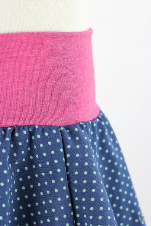 Kinder-Tellerrock mit türkisen Punkten auf dunkelblau ca. bis 6/7 Jahre