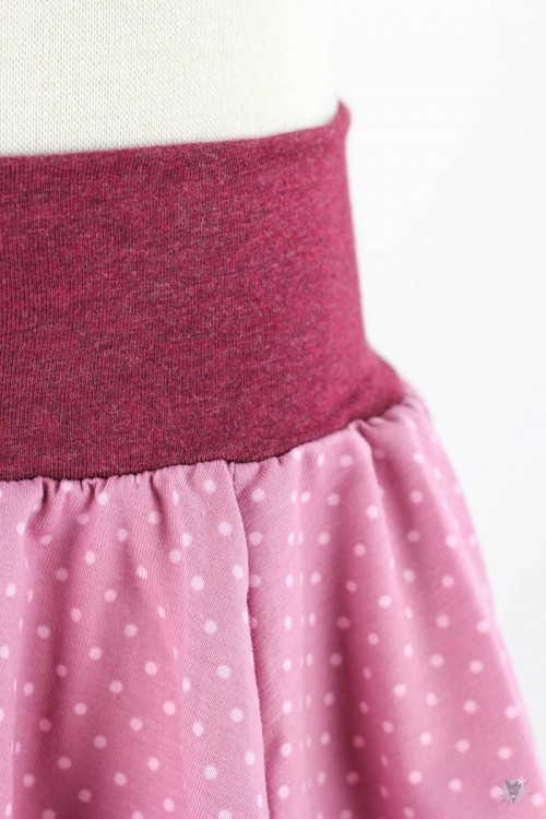 Kinder-Tellerrock mit Punkten auf rosa