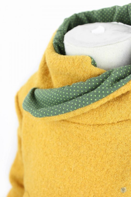 Kinder-Wollpulli mit Kapuze, gelb mit Punkten auf grün 134/140