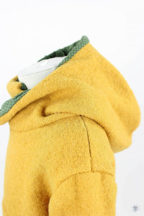 Kinder-Wollpulli mit Kapuze, gelb mit Punkten auf grün 110/116