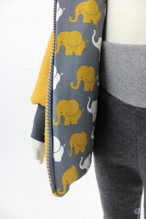 Kinder-Wolljacke gelb mit Elefanten auf grau, mit Kapuze 122/128