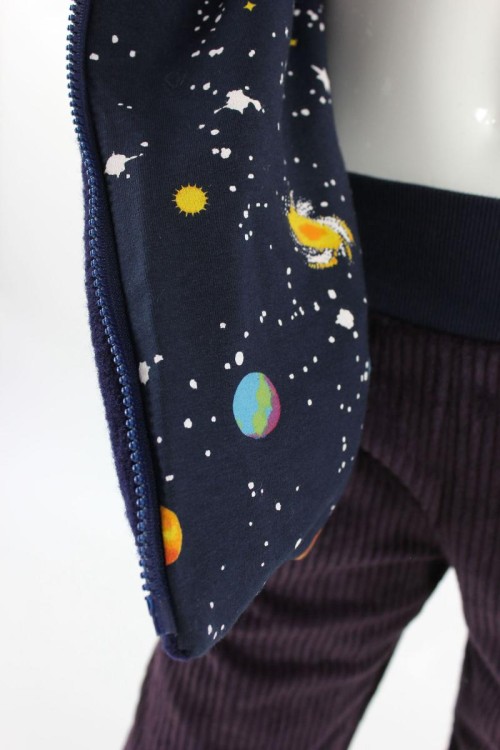 Kinder-Wolljacke marineblau mit Sternen und Planeten