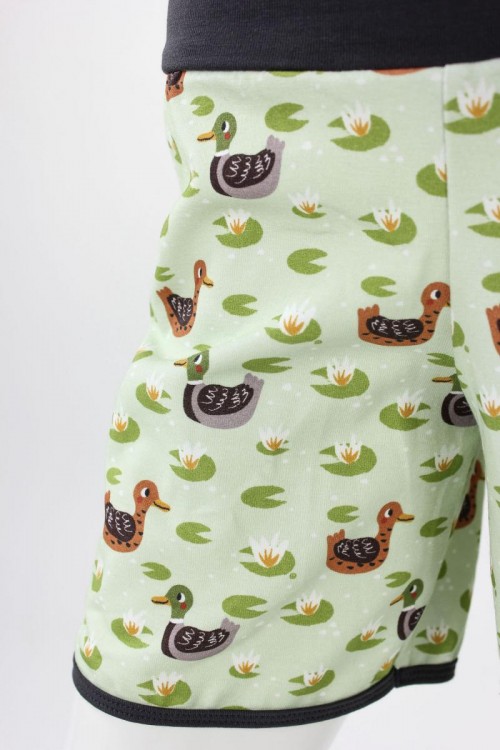 kurze Hose für Kinder hellgrün mit Enten
