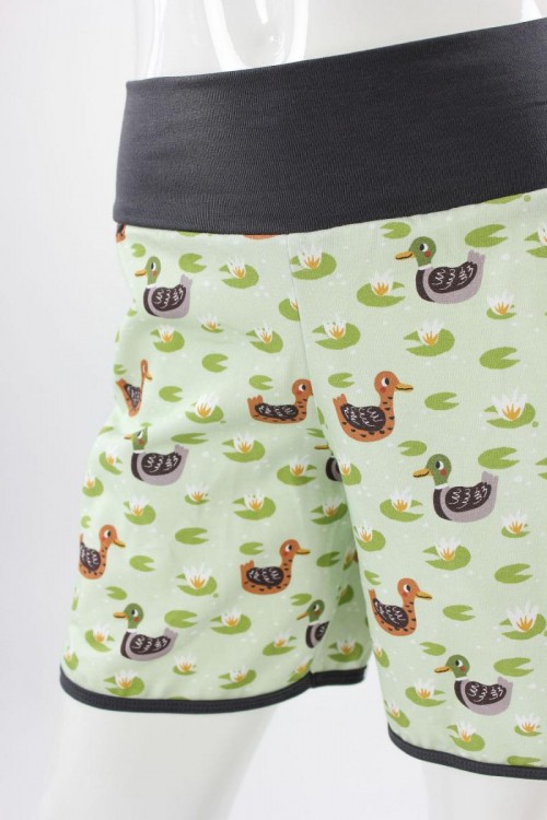 kurze Hose für Kinder hellgrün mit Enten