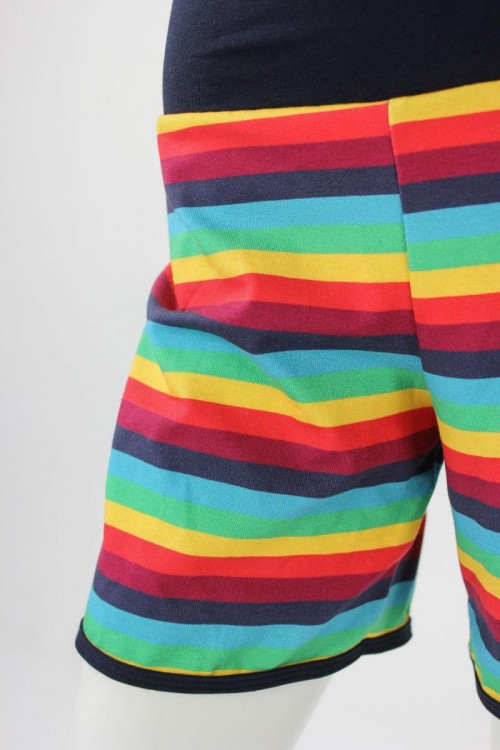 kurze Hose für Kinder mit Regenbogenstreifen