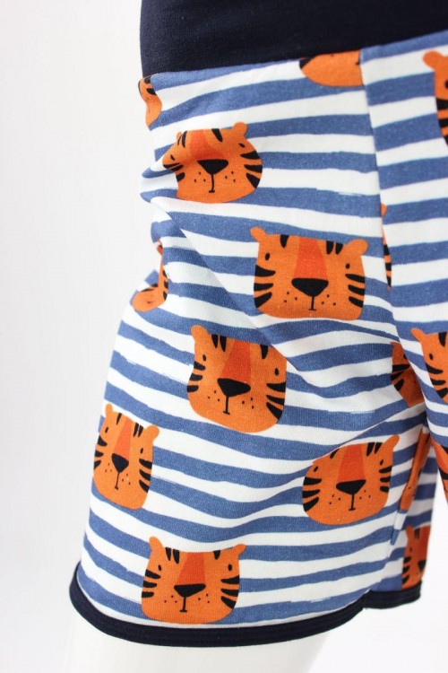 kurze Hose für Kinder blau weiß gestreift mit Tigern