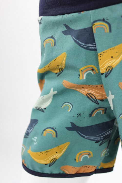 kurze Hose für Kinder meeresgrün mit Walen