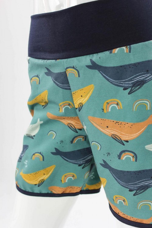 kurze Hose für Kinder meeresgrün mit Walen