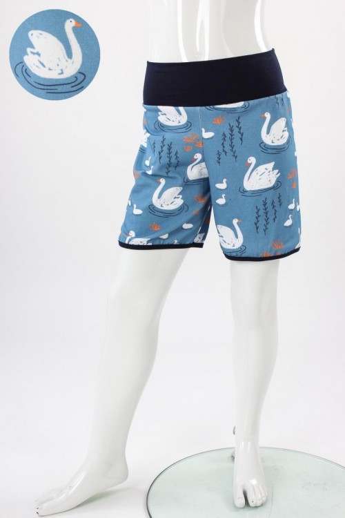 kurze Hose für Kinder blau mit Schwänen BIO-STOFFE