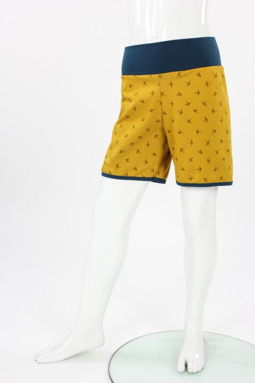 kurze Hose für Kinder gelb mit Vögeln