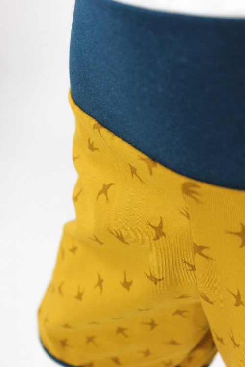 kurze Hose für Kinder gelb mit Vögeln
