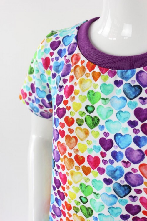 Kinder-Shirtkleid mit Regenbogenherzen