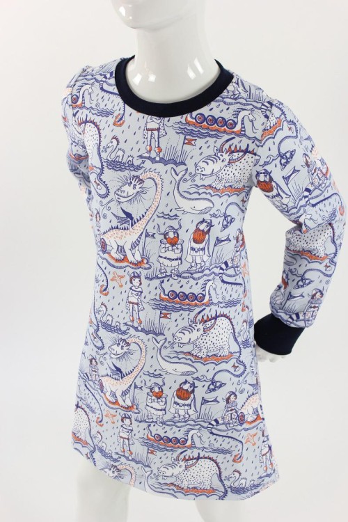 Langarm-Shirtkleid hellblau mit Wikingern und Drachen BIO-STOFFE