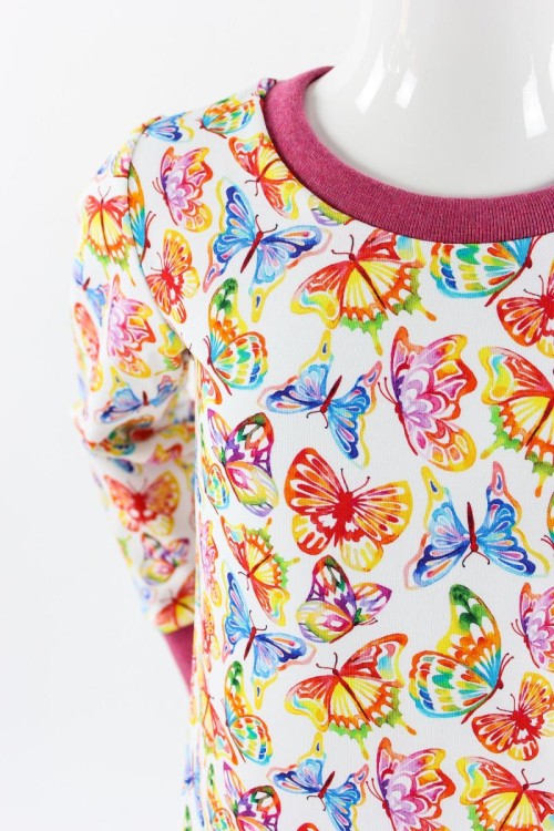 Langarm-Shirtkleid weiß mit bunten Schmetterlingen