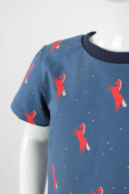 Kinder-T-Shirt blau mit roten Pferden
