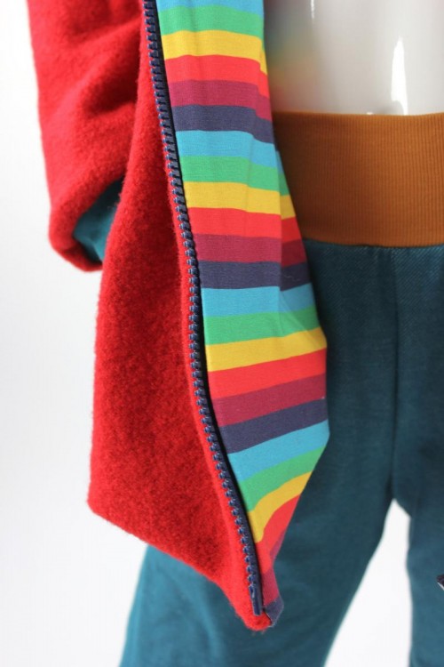 Kinder-Wolljacke rot mit Regenbogenstreifen