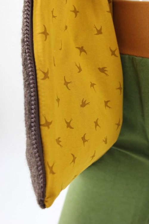 Kinder-Wolljacke braun mit Vögeln auf gelb